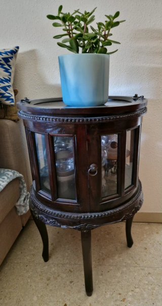 Mueble botellero antiguo de madera y cristal