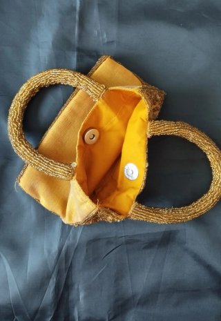 Bolso de fiesta dorado con pedrería