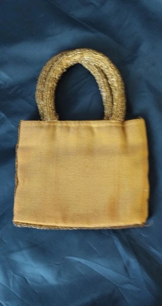 Bolso de fiesta dorado con pedrería