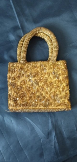 Bolso de fiesta dorado con pedrería
