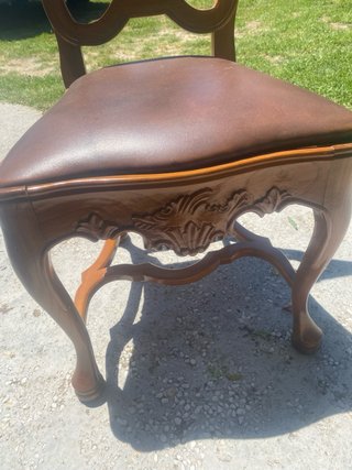 Silla de madera con asiento de piel