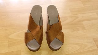 Zapatos de tacón marrón con muy pocos días de uso.