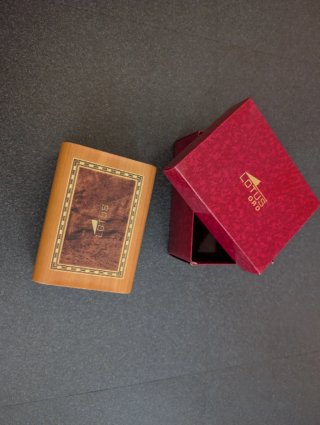 Caja expositora Lotus Oro para relojes