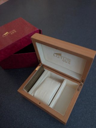 Caja expositora Lotus Oro para relojes