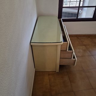 Cómoda de dormitorio con tapa de cristal