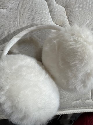 Orejeras de pelo blanco