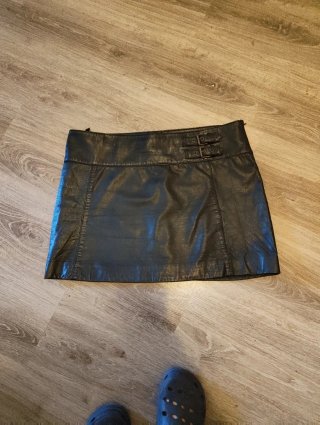 Falda de piel negra
