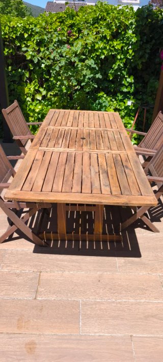 Mesa de acacia y 4 sillones de madera.