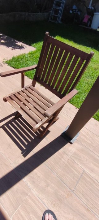 Mesa de acacia y 4 sillones de madera.