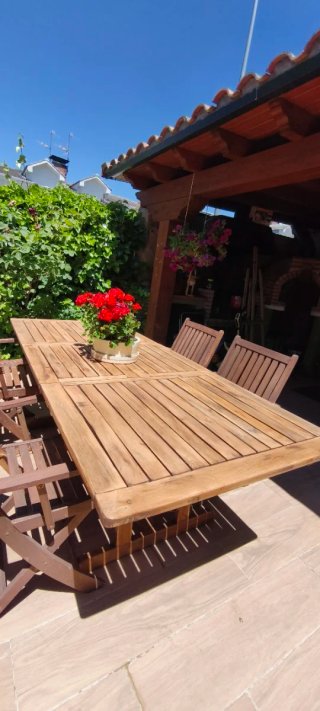 Mesa de acacia y 4 sillones de madera.