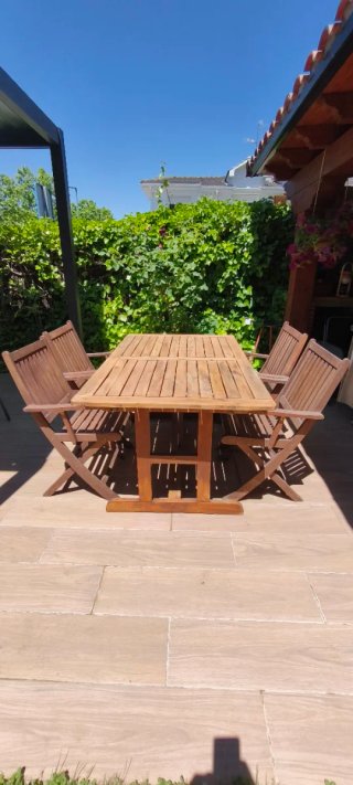 Mesa de acacia y 4 sillones de madera.