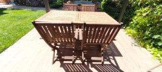 Mesa de acacia y 4 sillones de madera.