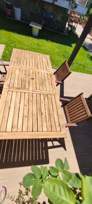 Mesa de acacia y 4 sillones de madera.