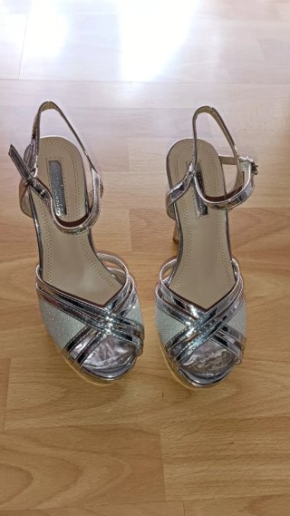 Zapatos de tacón dorados y plateados