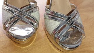 Zapatos de tacón dorados y plateados