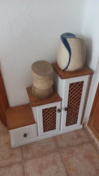 Mueble rinconero blanco de madera maciza