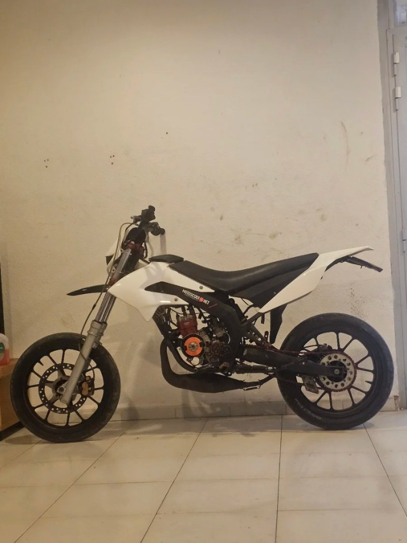 Derbi Senda Supermotard Blanca y Negra