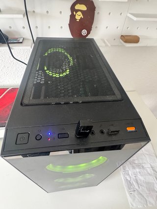 PC Gaming con luces LED rosas