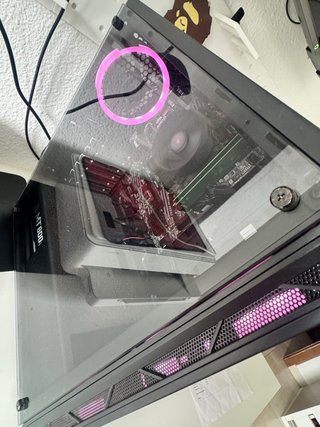 PC Gaming con luces LED rosas