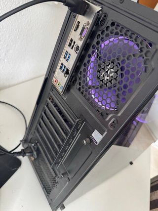 PC Gaming con luces LED rosas