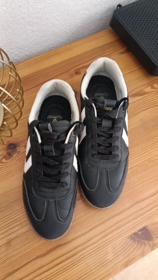 Zapatillas Hummel Negras y Blancas