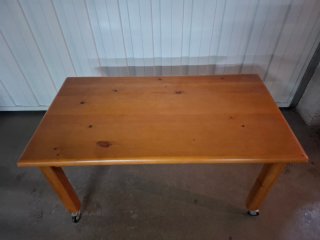 Mesa de centro de madera con ruedas. No pesa
