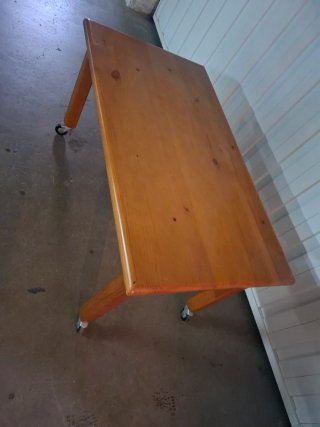 Mesa de centro de madera con ruedas. No pesa