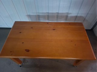 Mesa de centro de madera con ruedas. No pesa