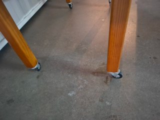Mesa de centro de madera con ruedas. No pesa