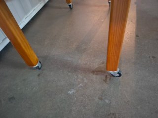 Mesa de centro de madera con ruedas. No pesa