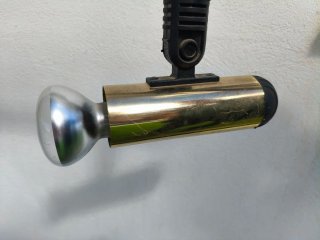 Lámpara de techo dorada y negra