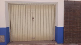 Puerta de garaje manual abatible.