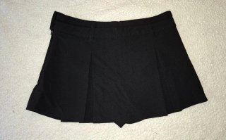 Falda short corta plisada negra