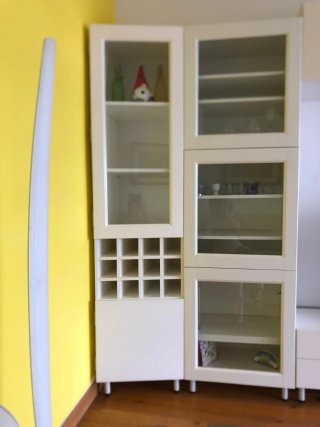 Armario de salón blanco con vitrina