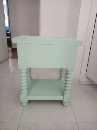 Mesita castellana restaurada con pintura tiza