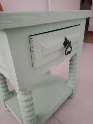 Mesita castellana restaurada con pintura tiza