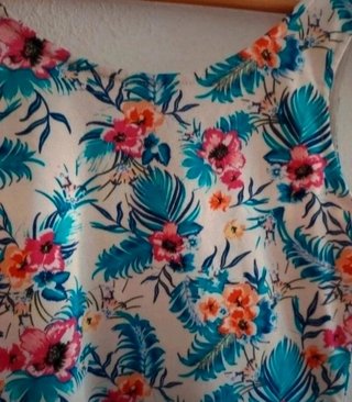 Vestido estampado con fondo crema