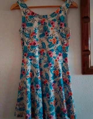 Vestido estampado con fondo crema