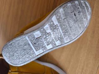 Zapatillas casuales mostaza.