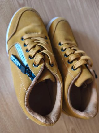 Zapatillas casuales mostaza.