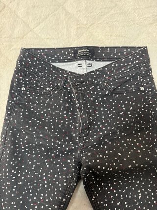 Pantalones negros con estampado de puntos