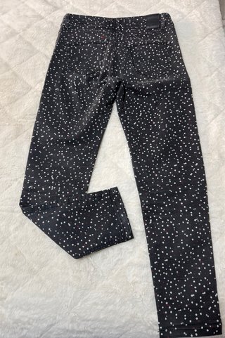 Pantalones negros con estampado de puntos