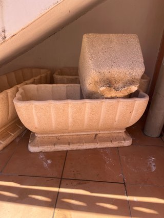 Portavasi in pietra rettangolare beige