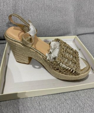 Sandalias H.A. doradas cuña esparto