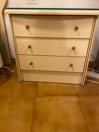 2 Mesitas de noche beige y dorada