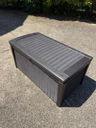 Baúl exterior Keter de plástico marrón