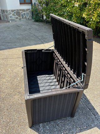 Baúl exterior Keter de plástico marrón