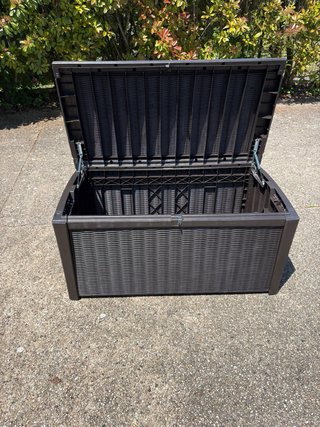 Baúl exterior Keter de plástico marrón