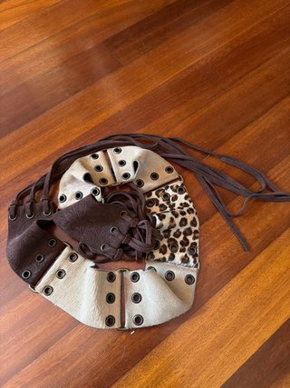 Cinturón de cuero con flecos y estampado animal