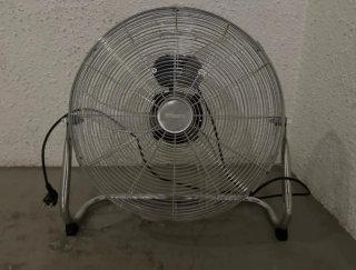 Ventilador de metal plateado